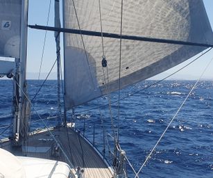 Relaxed sailing from Syros to Paros